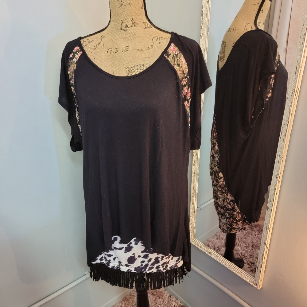 2X Black w Floral lace details high low tee